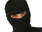 Вооруженный грабитель похитил 8000 рублей из кассы придорожного магазина в Мотмосе