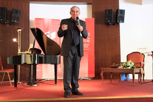 «ОМК-Участие» организовал для выксунских учителей творческую конференцию с участием Михаила Казиника