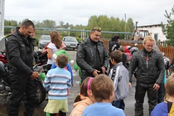 Байкеры из мотоклуба «Ночные волки» встретились с воспитанниками Выксунского детского центра «Пеликан»