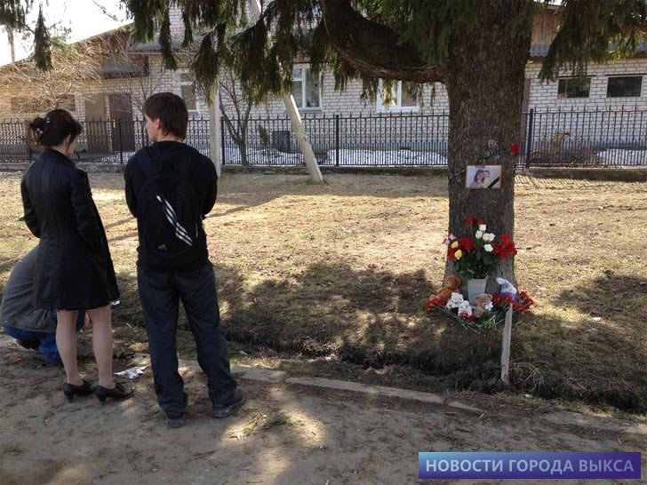 К месту ДТП, в котором погибли Анна и Ярослав люди несут живые цветы.
