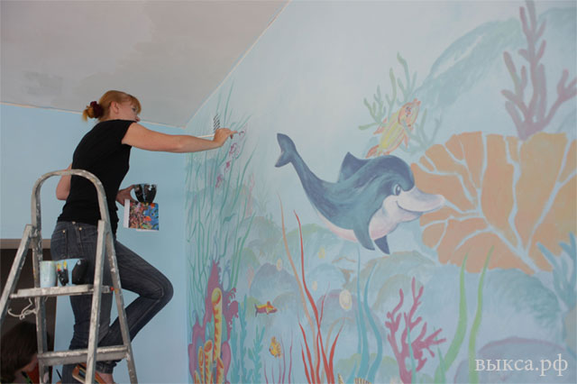 Педагоги выксунской «художки» завершили декор стены в детской комнате Выксунской ЦРБ