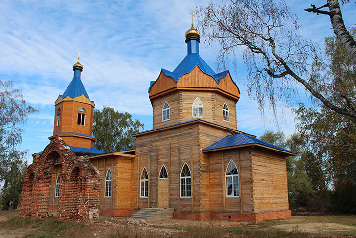 В селе Полдеревка Выксунского района освятили храм в честь Пресвятой Троицы (фото)