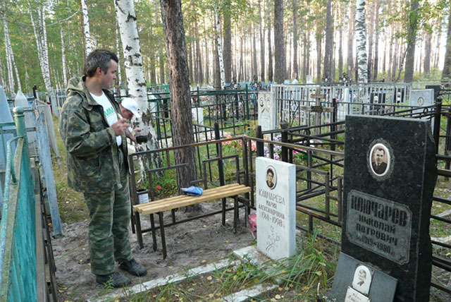 Совет молодых металлургов ВМЗ благоустроил могилу писателя Н. Ключарева