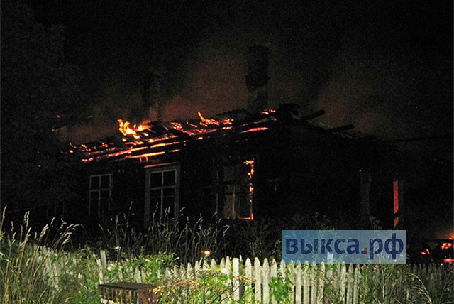 На ул. Вознесенского пожар уничтожил кровлю дома