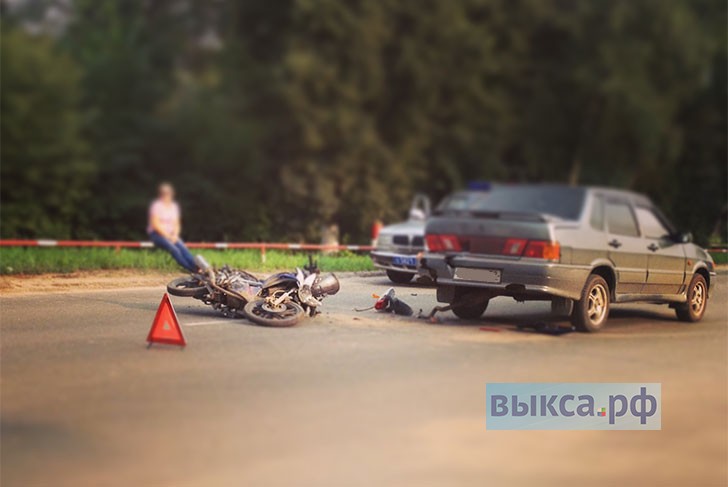 На ул. Братьев Баташевых пьяный мотоциклист врезался в «пятнашку»