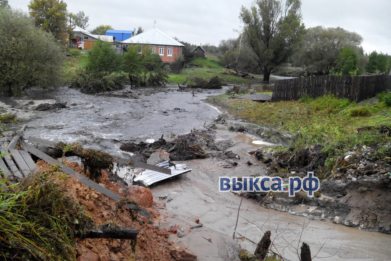 В деревне Грязная прорвало плотину, затоплены жилые дома