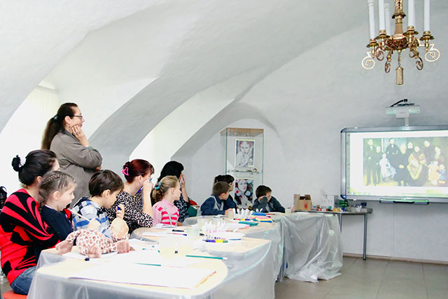 Фонд «ОМК-Участие» организовал в Выксе семинар арт-терапевта Дрезниной