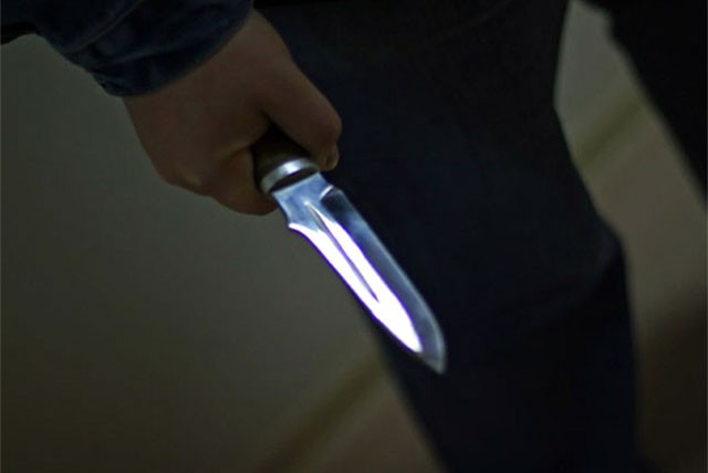 В Выксе мужчина с ножом угрожал женщине