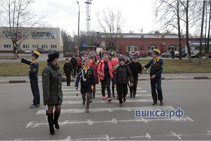 ГИБДД совместно с выксунскими школьниками провели акцию на пешеходных переходах
