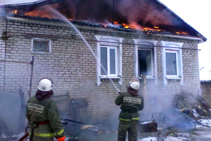 На пожаре в Мотмосе обгорела кровля дома, гараж и автомобиль