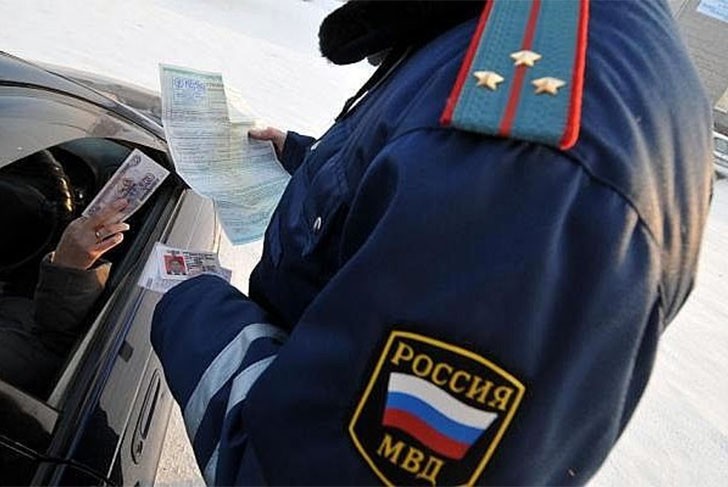 Узбек, пытавшийся дать тысячу рублей выксунскому инспектору ДПС, заплатит 30 тысяч рублей