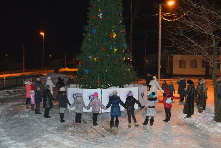 В Выксунском районе зажглась первая новогодняя ёлка