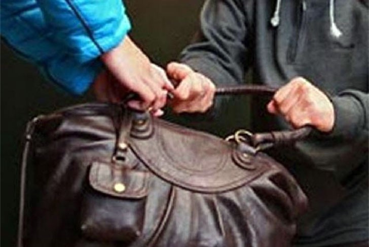 На ул. Пушкина группа грабителей отобрала у женщины сумку