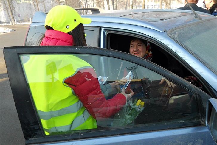 Сотрудники ГИБДД поздравили автоледи с 8 марта акцией на дороге