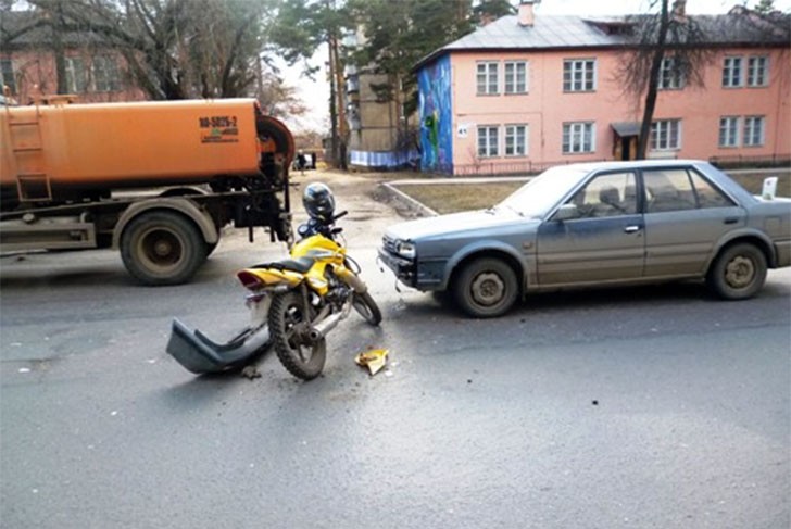 На ул. Красные Зори подросток на мотоцикле врезался в «Ниссан»