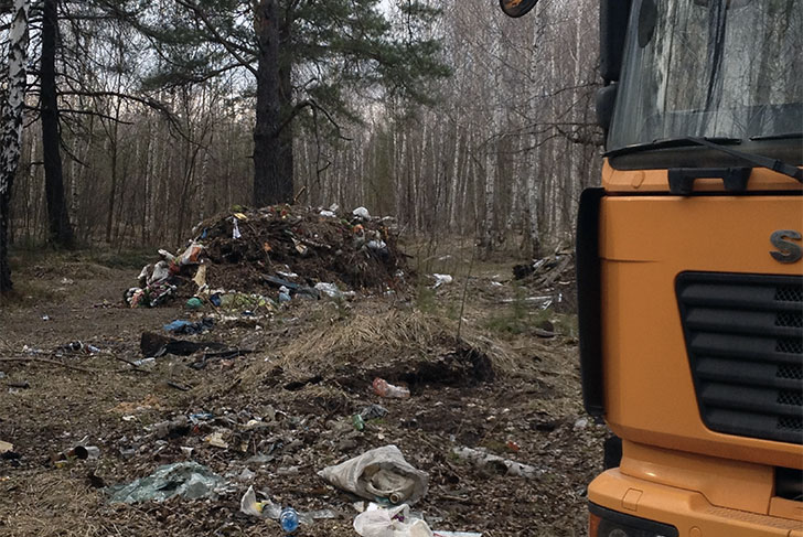 Свал ТБО мусоровозом предотвращен в выксунском лесу