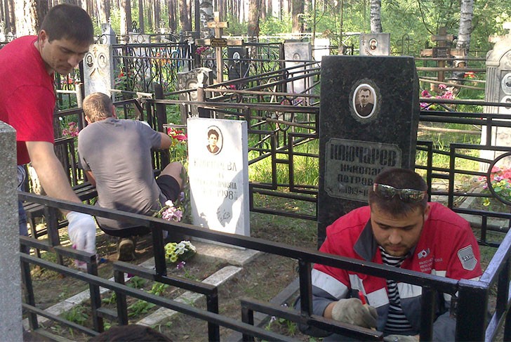 Совет молодых металлургов благоустроил место захоронения семьи выксунского писателя, журналиста и краеведа Николая Петровича Ключарева