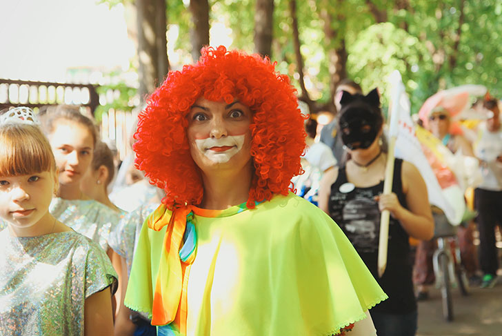 Благотворительный фонд «ОМК-Участие» провел в Выксе костюмированное шествие «Парад цветов»