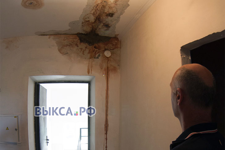 Жильцы новостройки на ул. Белякова «воюют» с застройщиком из-за протекающей крыши