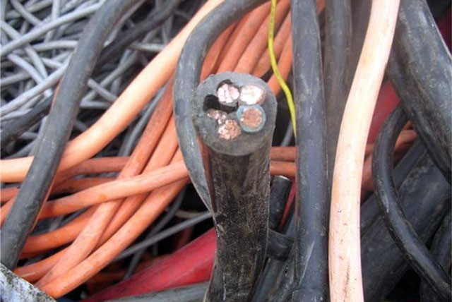 30 килограмм медного кабеля вынесли с выксунского предприятия