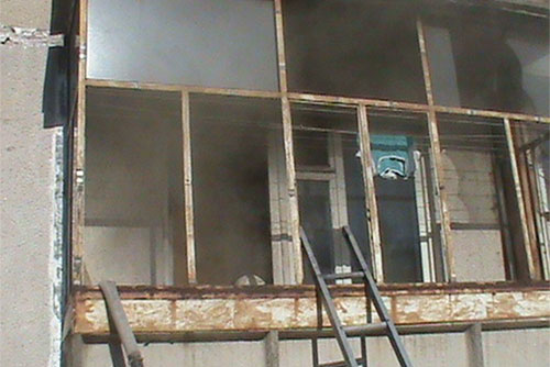 Пожар на балконе в Мотмосе едва не привел к трагедии