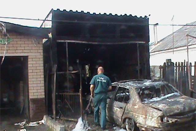 На улице Восточная полностью сгорели гараж и автомобиль