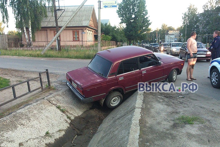 На улице Романова пьяный водитель «улетел» в дренажную канаву