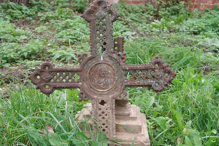 Чугунный крест украли с могилы на Вильском кладбище
