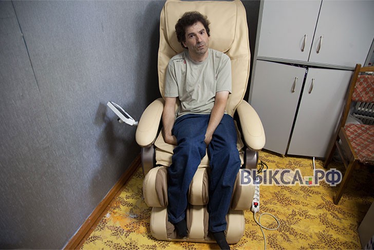 Благотворительный фонд подарил выксунским инвалидам массажное кресло