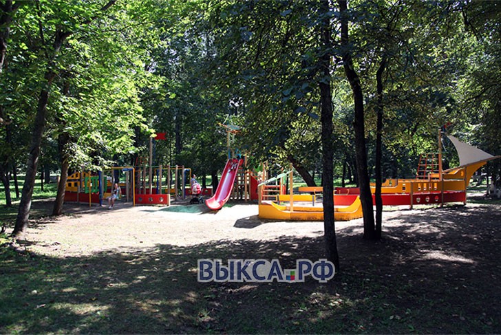 В городском парке устанавливают детскую площадку