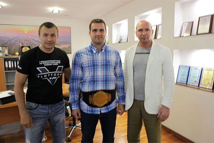 Управляющий директор ВМЗ поздравил Максима Футина с победой в турнире «Плотформа S-70»