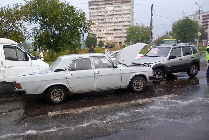«Нива» и «Волга» столкнулись на улице Красные Зори