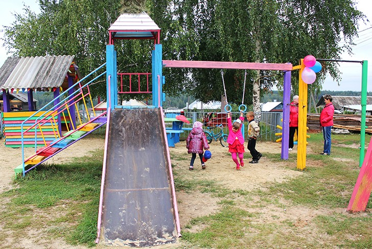 Жители деревни Змейка построили детскую площадку