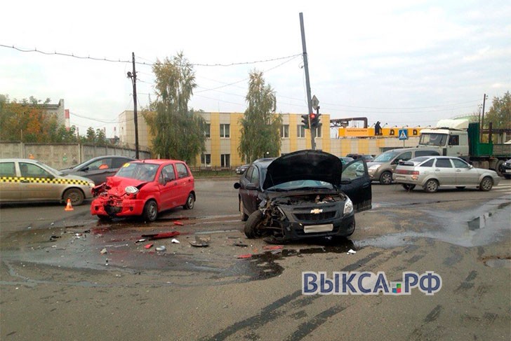 Две иномарки столкнулись на перекрестке улиц Пушкина и Красные Зори