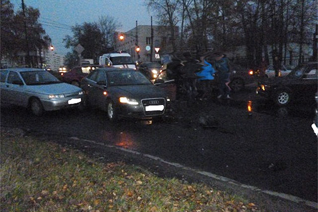 Три автомобиля столкнулись на улице Ленина