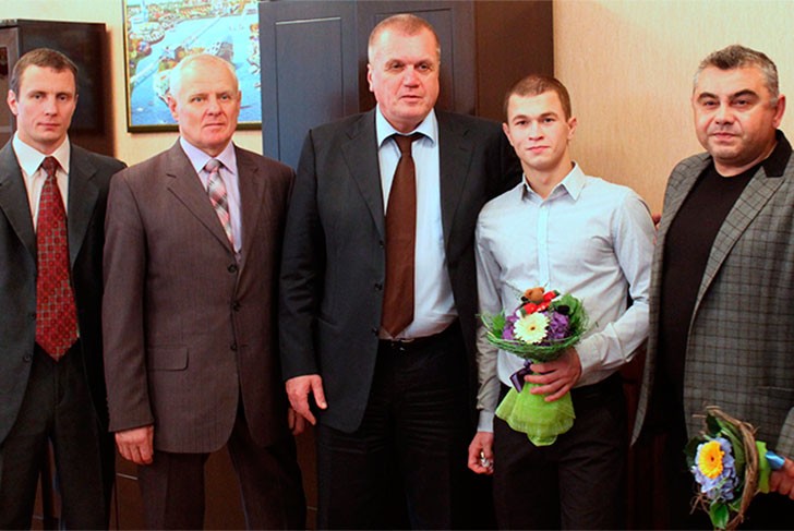 Владимир Кочетков поздравил выксунского спортсмена Михаила Диянова с победой в Корее