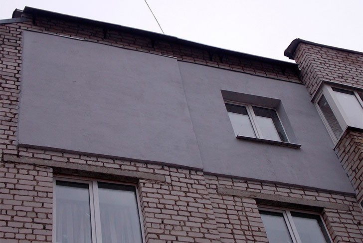 Семья Рожковых 9 лет добивалась ремонта крыши от управляющей компании