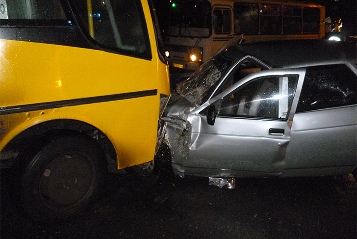 «Двенашка» влетела в автобус на светофоре в районе «Дробмаша»
