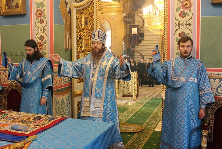 Епископ Варнава совершил Божественную литургию в Христо-Рождественском кафедральном соборе