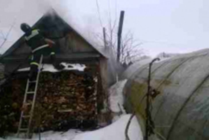 Квартиру и кровлю бани уничтожил пожар в минувшие выходные в Выксе
