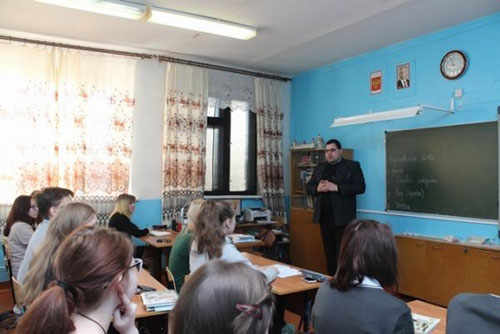 Преподаватель духовного училища провел лекцию в Мотмосской школе