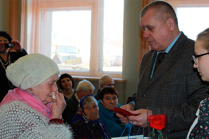 Владимир Кочетков вручил медали ветеранам ВОВ в Мотмосе