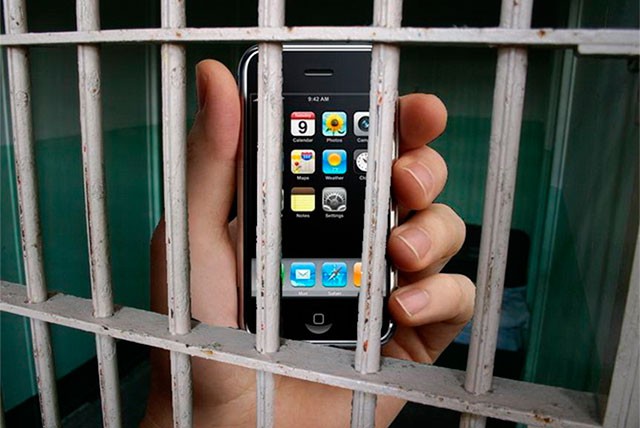 За передачу мобильного телефона заключенному экс-полицейский получил срок и штраф