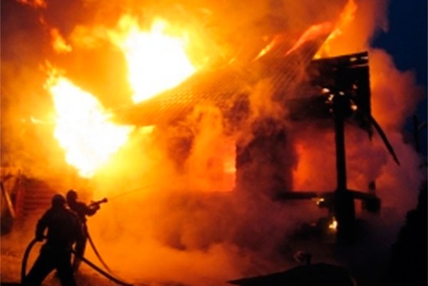 Из-за неосторожного обращения с огнем в деревне Змейка сгорели 2 дачи