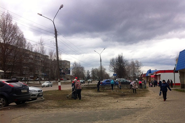 Депутат Совета депутатов Александр Кобяков и сотрудники «Синтэз» провели уборку на улицах города