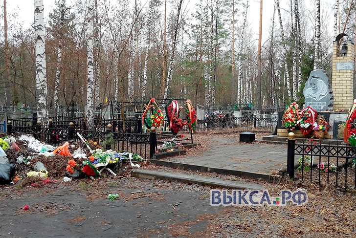 На Северном кладбище выросла свалка мусора у мемориала