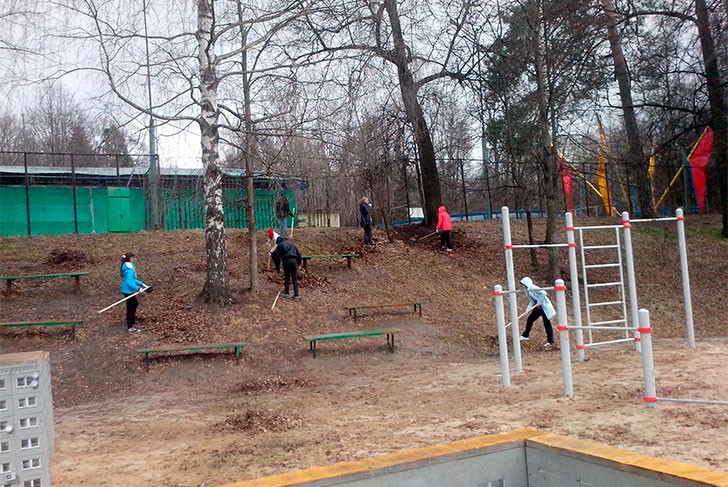 Выксунские активисты провели субботник в спорт-овраге парка КиО