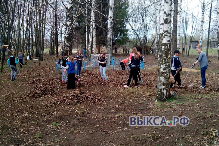 В селе Новодмитриевка местные жители провели уборку у памятника погибших в ВОВ