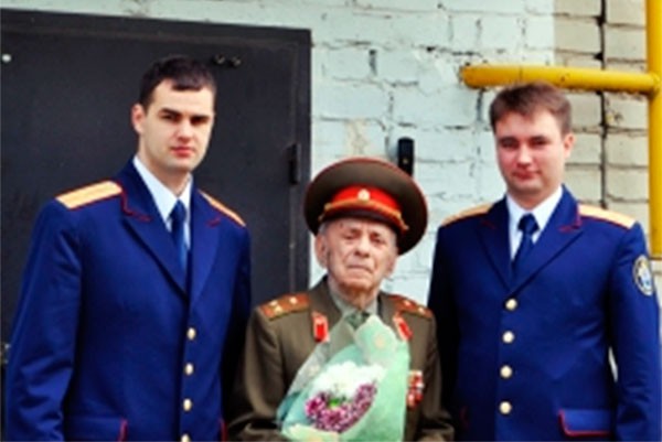 Выксунские следователи поздравили ветерана ВОВ с 70-летием Победы