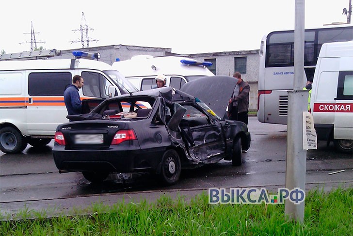 На улице Пушкина начинающий водитель протаранил автобус